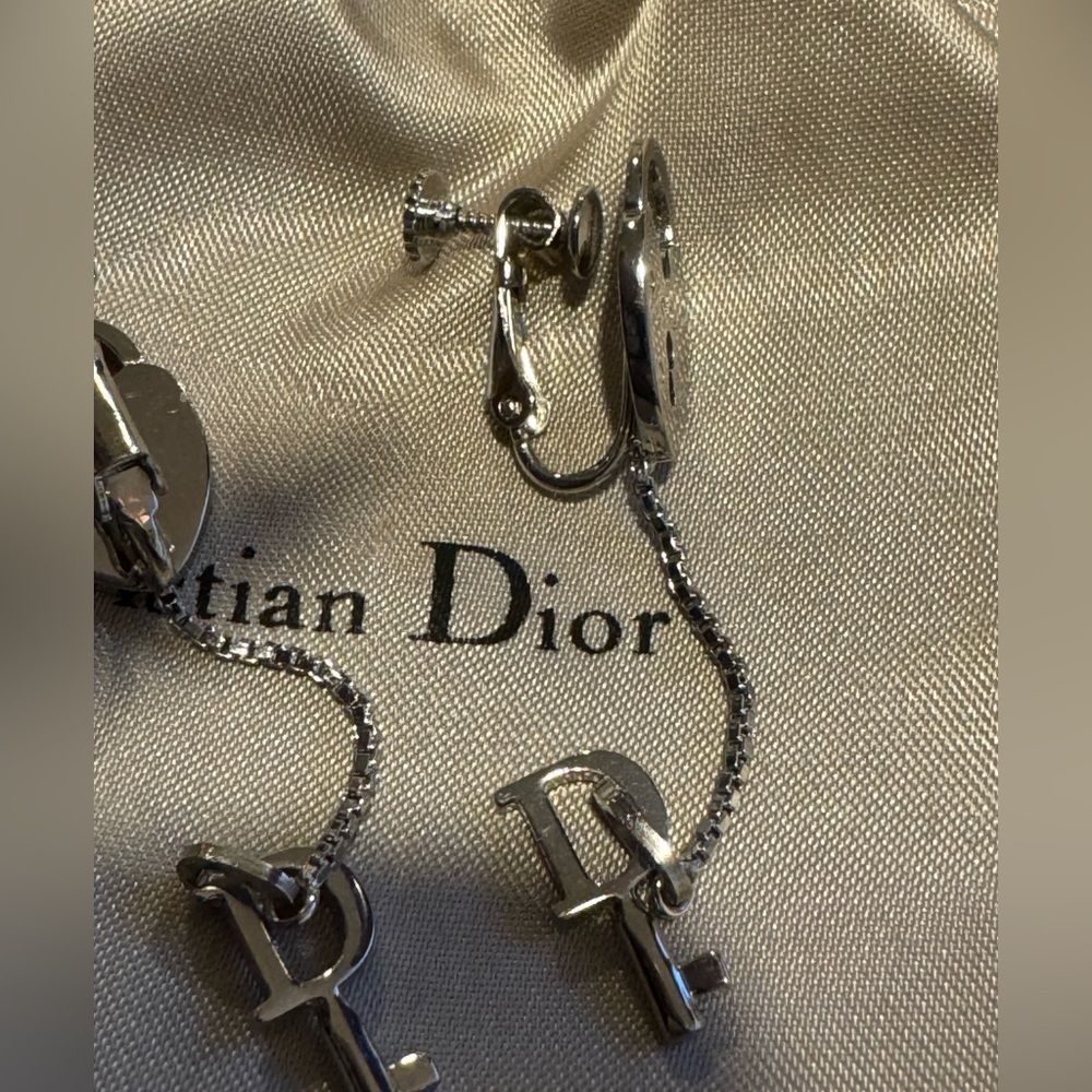 Dior Heart Padlock Cadena Earrings- NON PIERCED - Picture 8 of 12